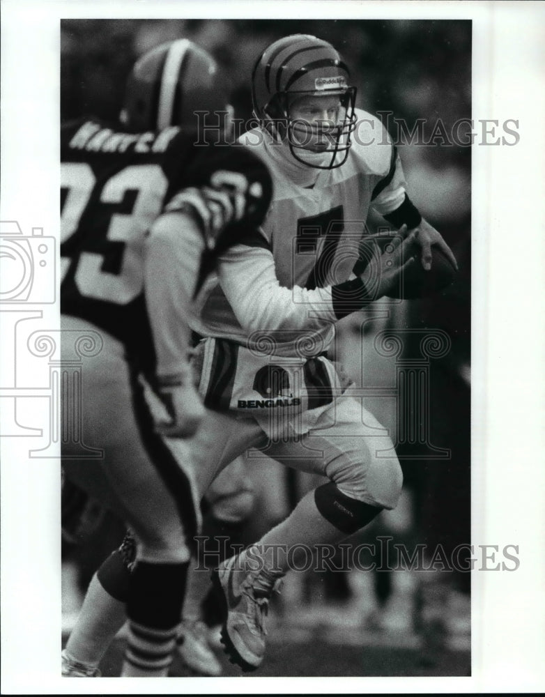 1989 Press Photo Boomer Easison is flushed from the pocket in the first quarter- Historic Images