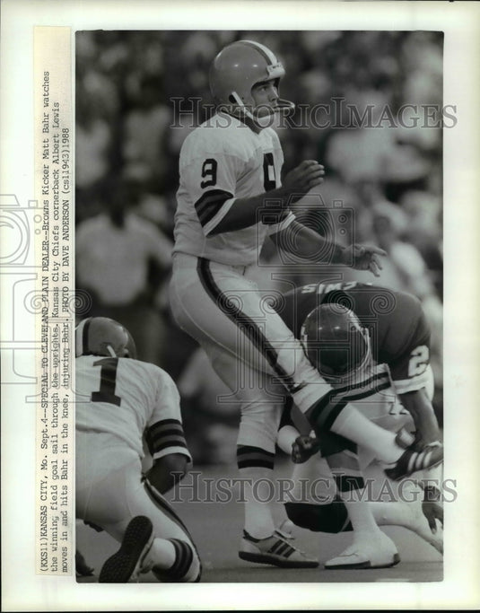 Press Photo Kansas City Mo- Browns kicker Matt Bahr watches winning field goal.- Historic Images