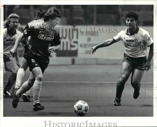 1990 Press Photo #6 Mike Sweeney moves the ball down field against #11 W. Hirmez