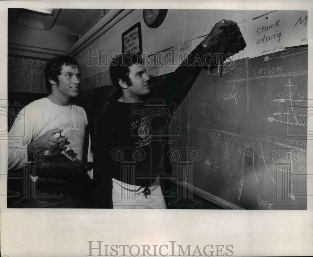 1972 Press Photo Eastlake North Football 1972 Chuck Ludwig (l) Dave Parker (r)- Historic Images