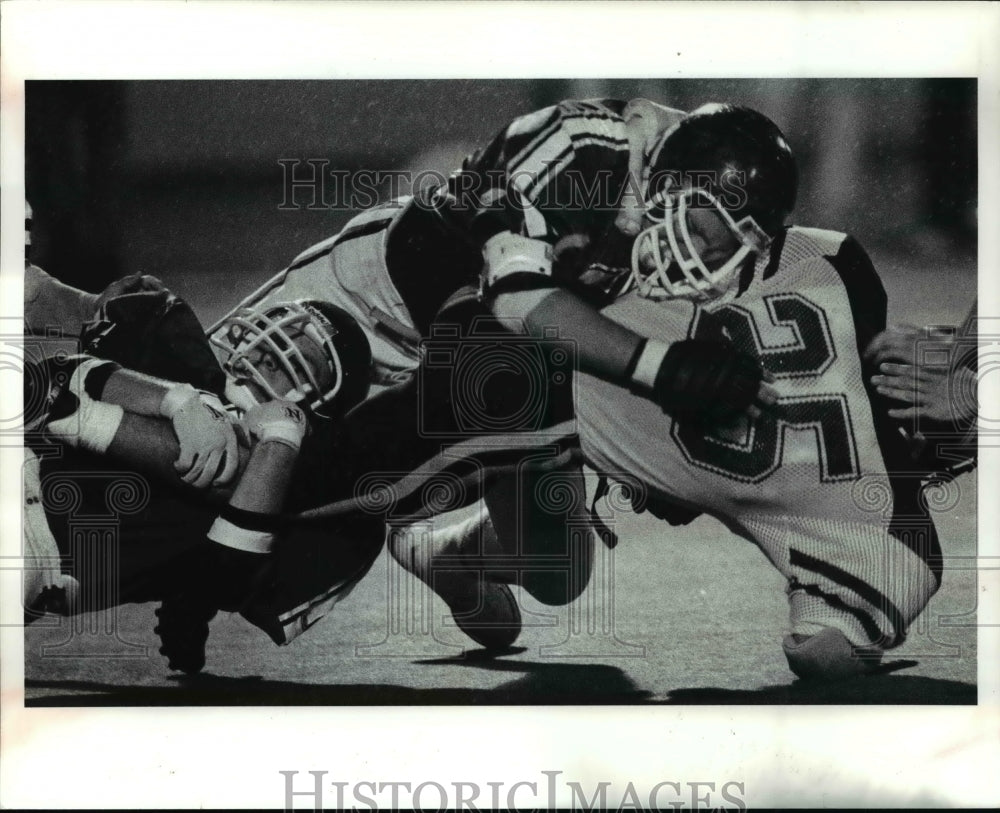 1990 Press Photo Lakewood&#39;s Pat O&#39; Toole, Tom Kne put the crunch on John Kolesar- Historic Images