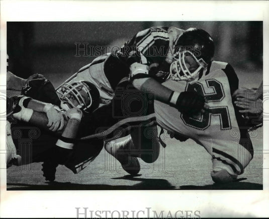 1990 Press Photo Lakewood's Pat O' Toole, Tom Kne put the crunch on John Kolesar- Historic Images