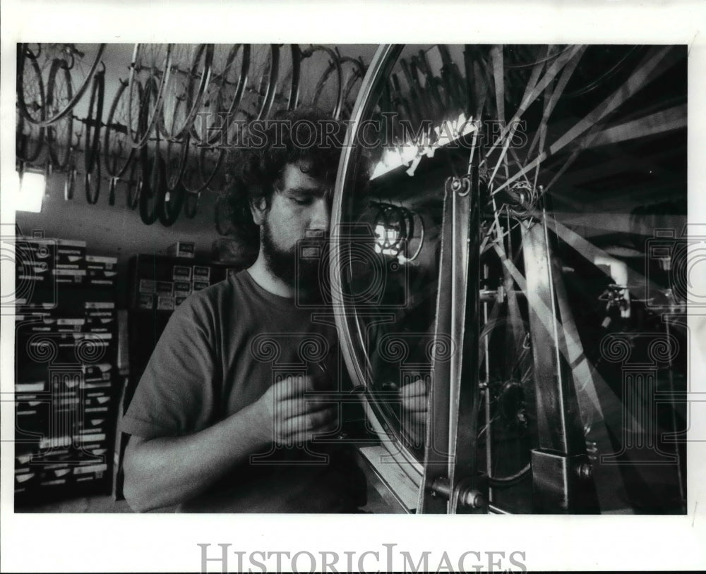 1989 Press Photo Dale Winfree is truing a wheel or straightening it. - cvb54094- Historic Images