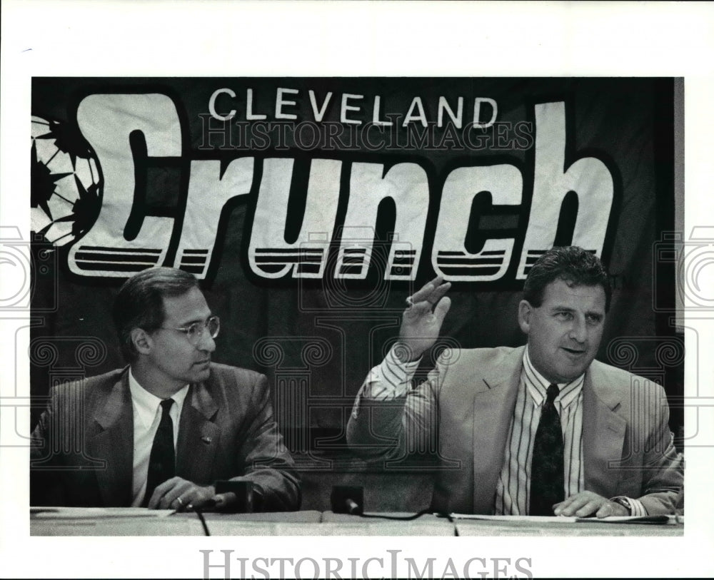 1990 Press Photo Cleveland Crunch Chairman of the Board George Hoffman (l)- Historic Images