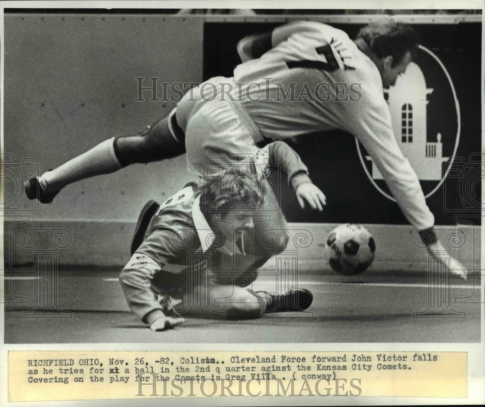 1982 Press Photo Cleveland Force forward John Victor vs Kansas City Comets- Historic Images