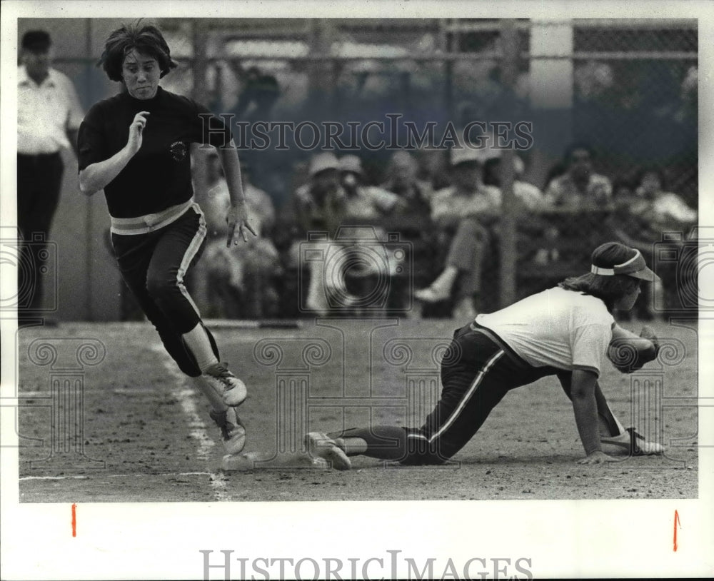 1980 Press Photo Pam Noll, Broglio&#39;s Freeway vs Holly Harrison-baseball action- Historic Images