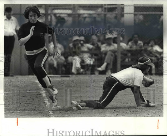 1980 Press Photo Pam Noll, Broglio's Freeway vs Holly Harrison-baseball action- Historic Images