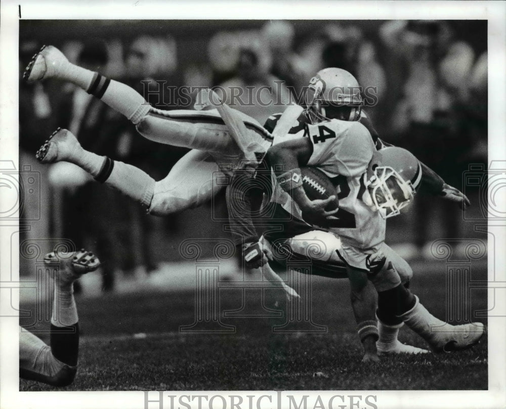 1988 Press Photo Webster Slaughte vs Patrick Hunter-football action scene- Historic Images