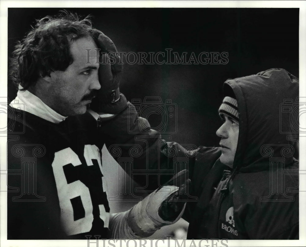 1989 Press Photo Cody Risien with his trainer after head injury - cvb54222- Historic Images