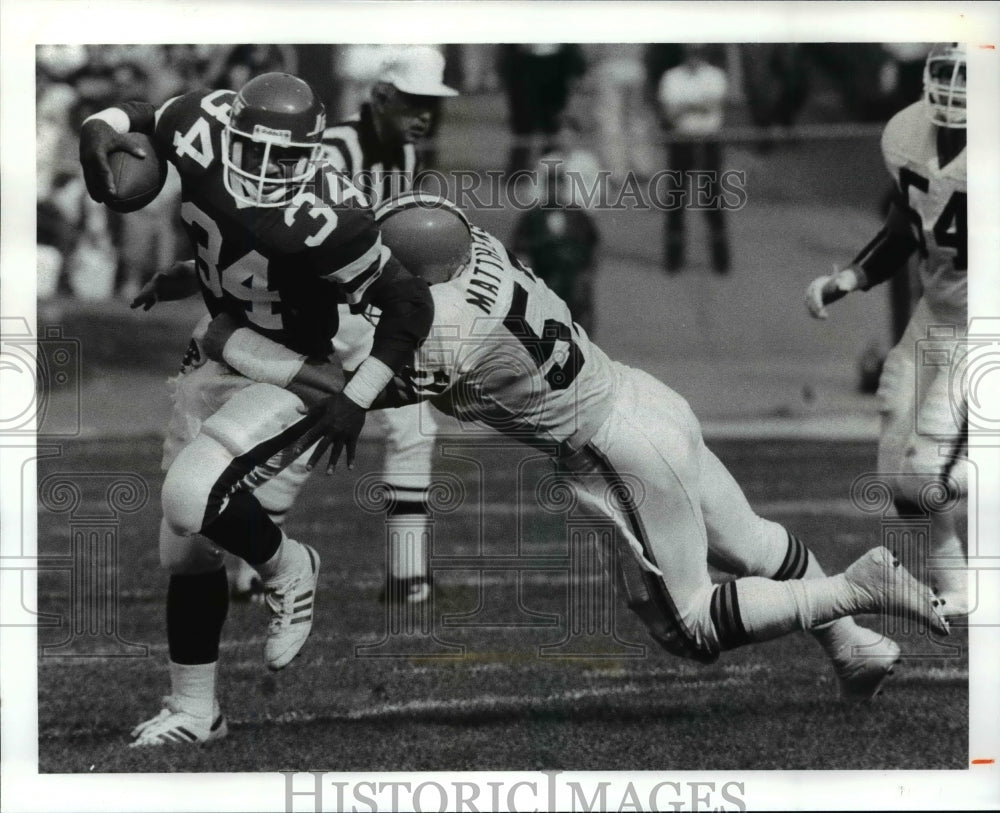 1988 Press Photo Clay Matthews tackles Jets running back Johnny Hector.- Historic Images