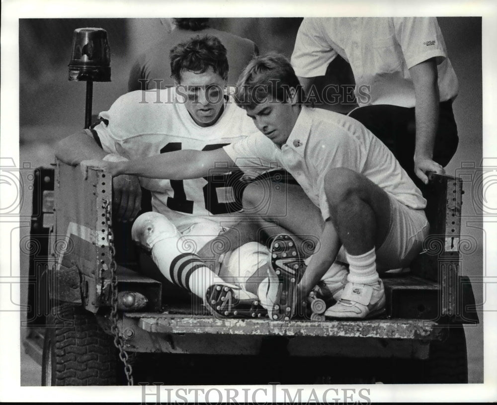 1988 Press Photo Gary Danielson is taken from the field after breaking ankle.- Historic Images