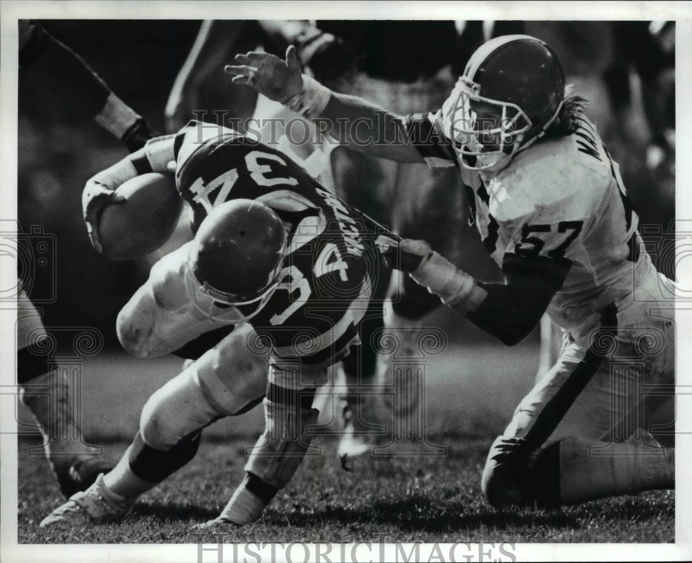 1989 Press Photo Clay Matthews tackles Johnny Hector in fourth quarter football.- Historic Images