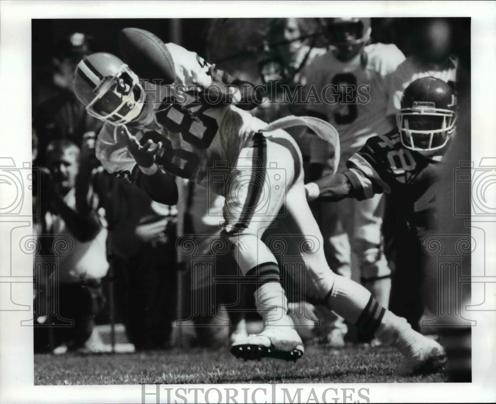 1989 Press Photo Reggie Langhorn catches a 12 yards pass in the 2nd quarter- Historic Images