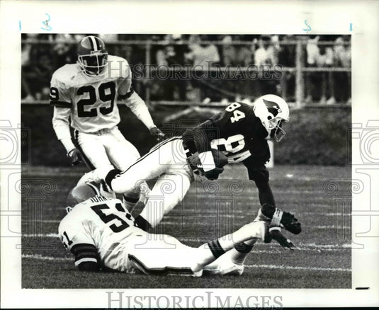 Press Photo Cardinals player no. 84 tackles Browns player No. 51 - cvb54741- Historic Images