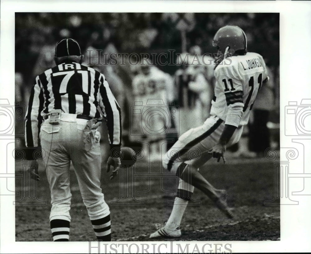 Press Photo Browns kicker-Lee Johnson kicks during the 3rd quarter - cvb54750- Historic Images