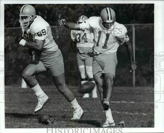 1988 Press Photo Dan Fike in front of punter number 11 Lee Johnson - cvb54751- Historic Images