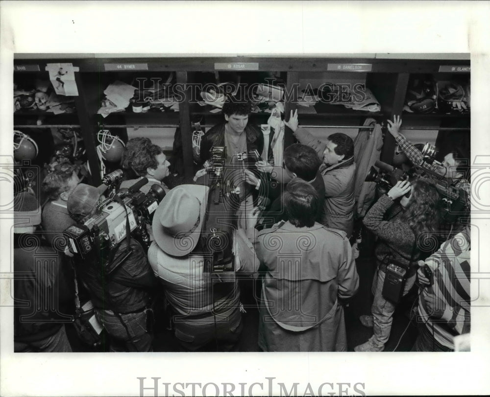 1988 Press Photo Bernie Kosar is trapped by newsmen as he answers questions- Historic Images