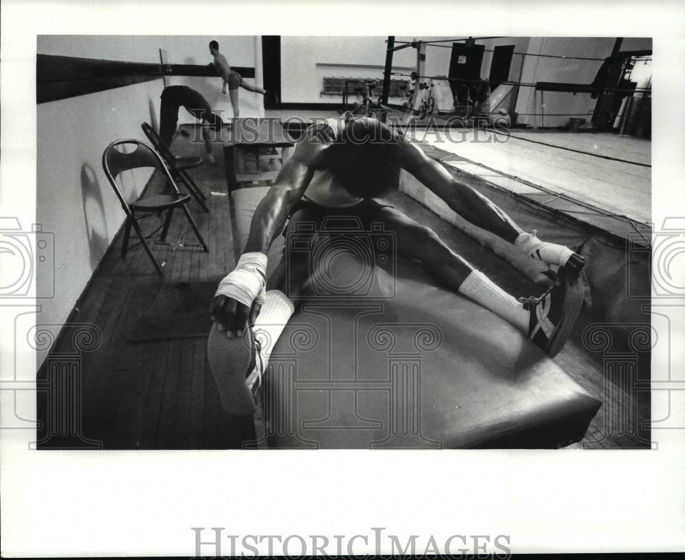 1982 Press Photo Edward Rankin works out in the gym - cvb54830- Historic Images