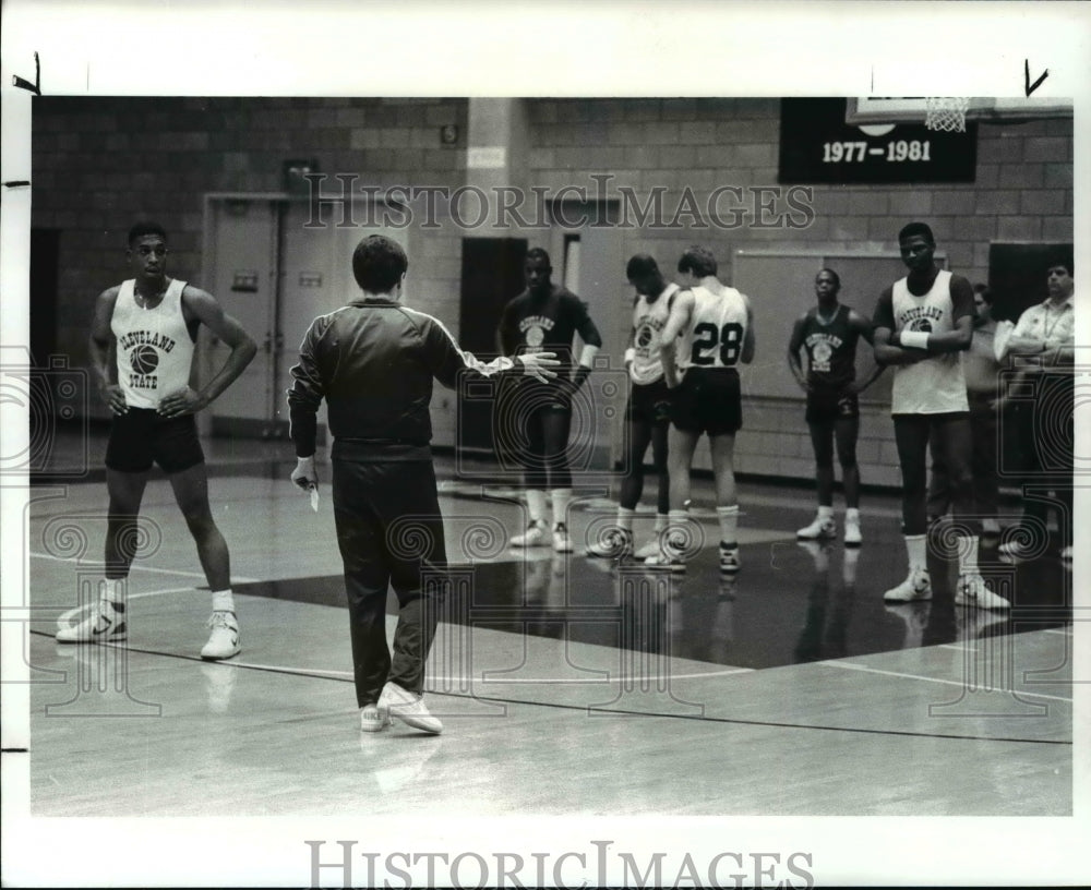 1987 Press Photo Viking coach Kevin Mackey drills the team during a practice- Historic Images