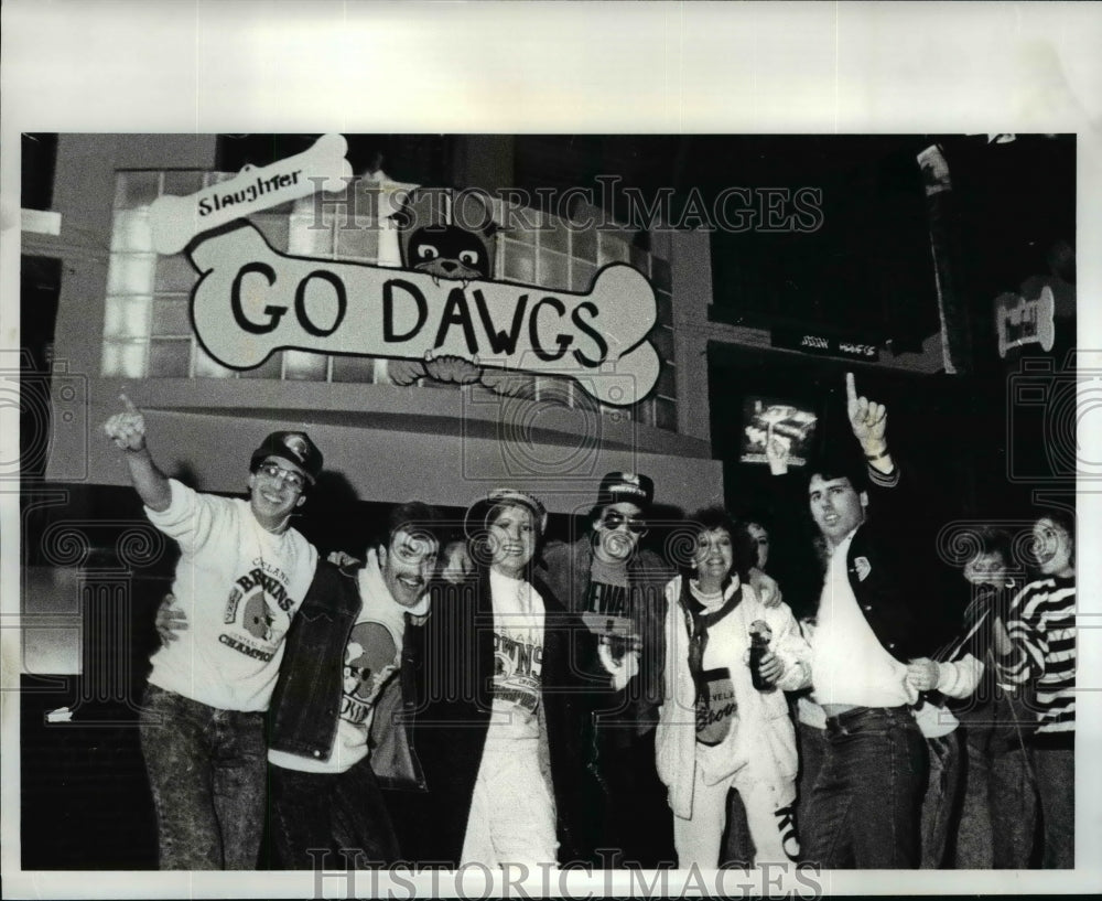 1987 Press Photo Celebration in the flats-Crowd at Noisemakers - cvb54964- Historic Images