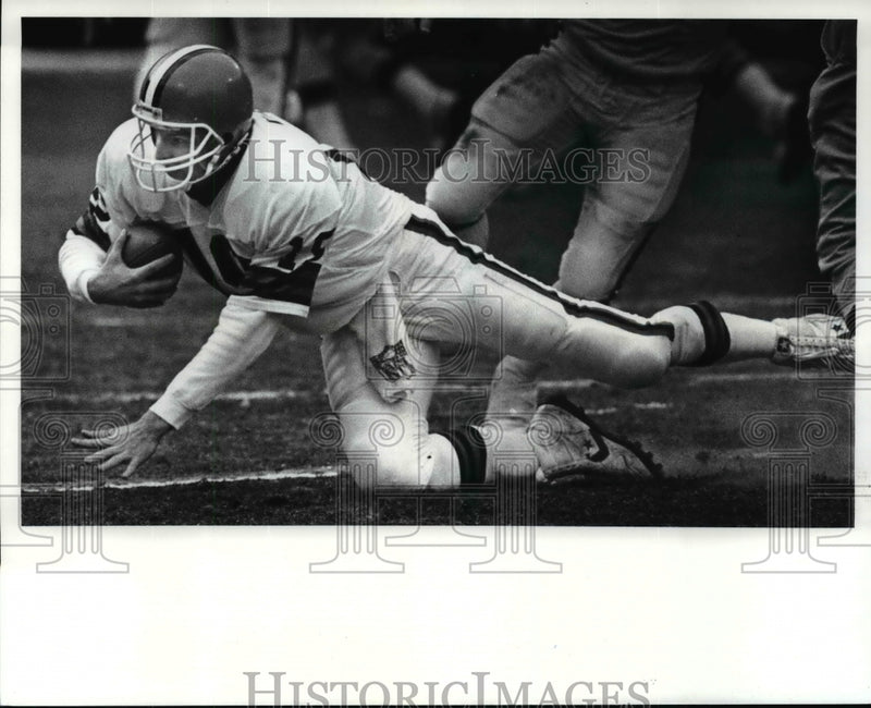 Load image into Gallery viewer, 1988 Press Photo Bernie Kosar performs his John Elway impersonation - cvb54971
