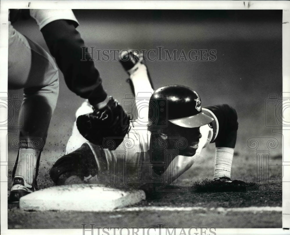 1987 Press Photo Indians Julio Franco is picked off 1st base in the 4th inning- Historic Images