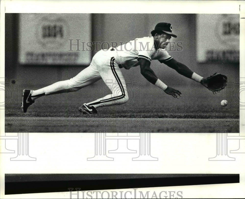 1988 Press Photo Julio Franco, Indians, stops grounder from Joe Orsulak, Orioles- Historic Images