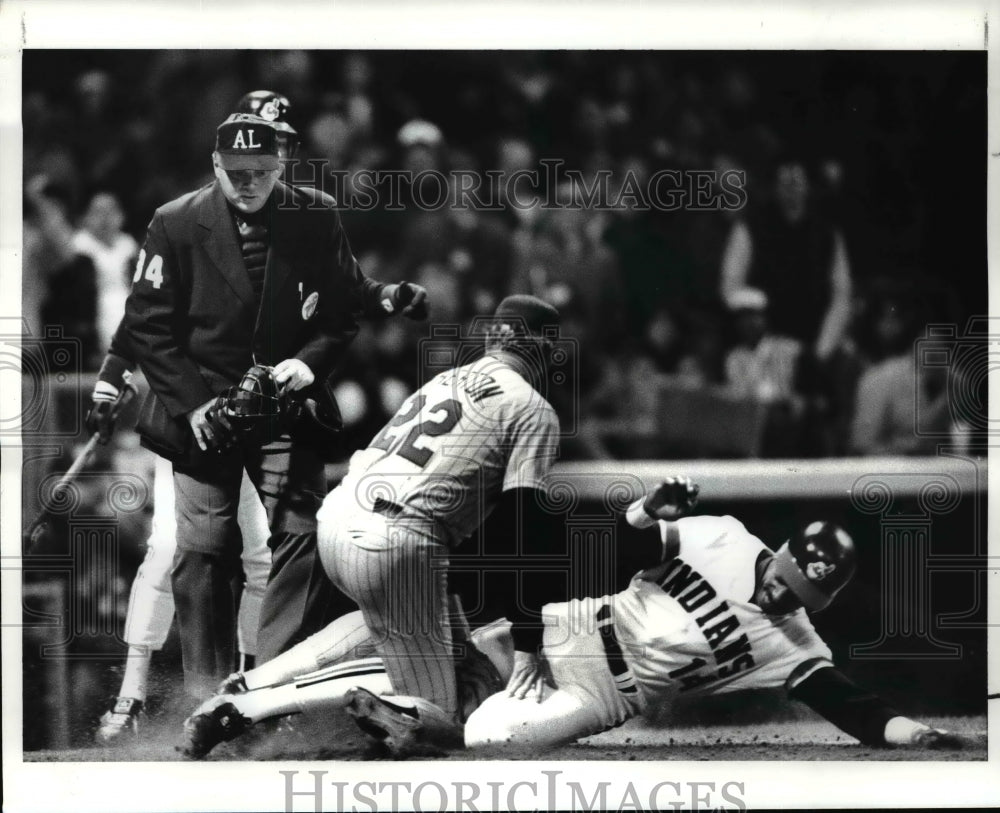 1988 Press Photo Julio Franco steals home over Keith Atherton. Indians Vs. Twins- Historic Images