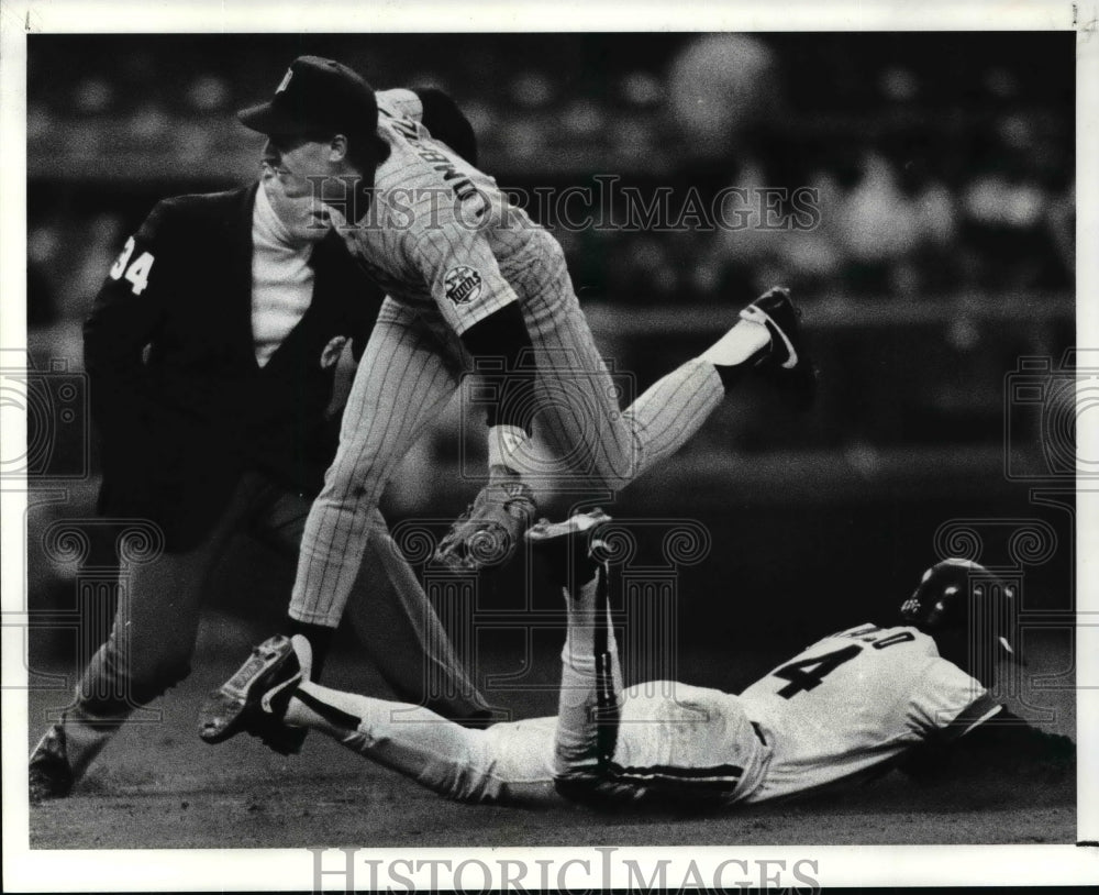 1988 Press Photo Julio Franco tagged stealing 2nd by Steve Lombardozi.- Historic Images