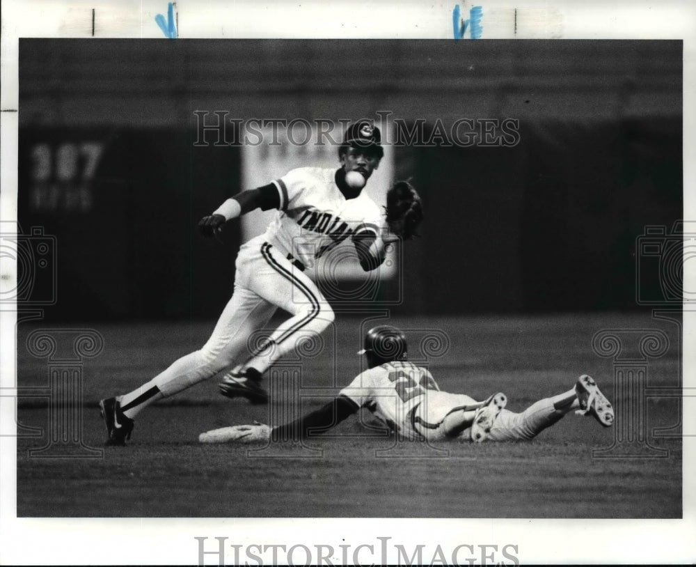 1986 Press Photo Pettis steals a base and is safe against Julio Franco, Indians.- Historic Images