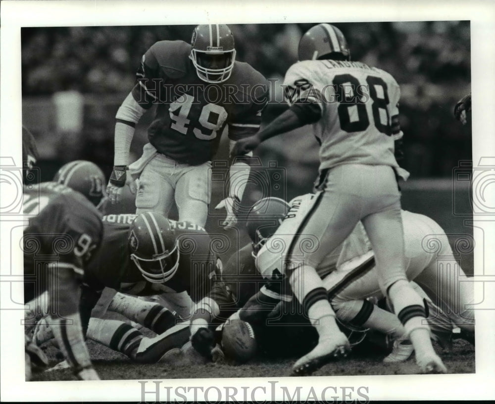 Press Photo Denver linebacker Ken Woodard on Kevin Mack fumble in 2nd quarter- Historic Images