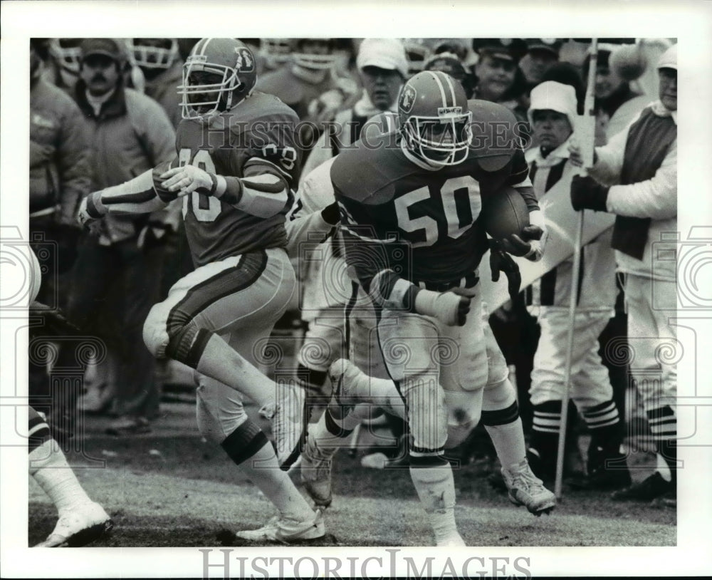 Press Photo LB Jim Ryan returns an interception to the Cleveland to set up goal- Historic Images