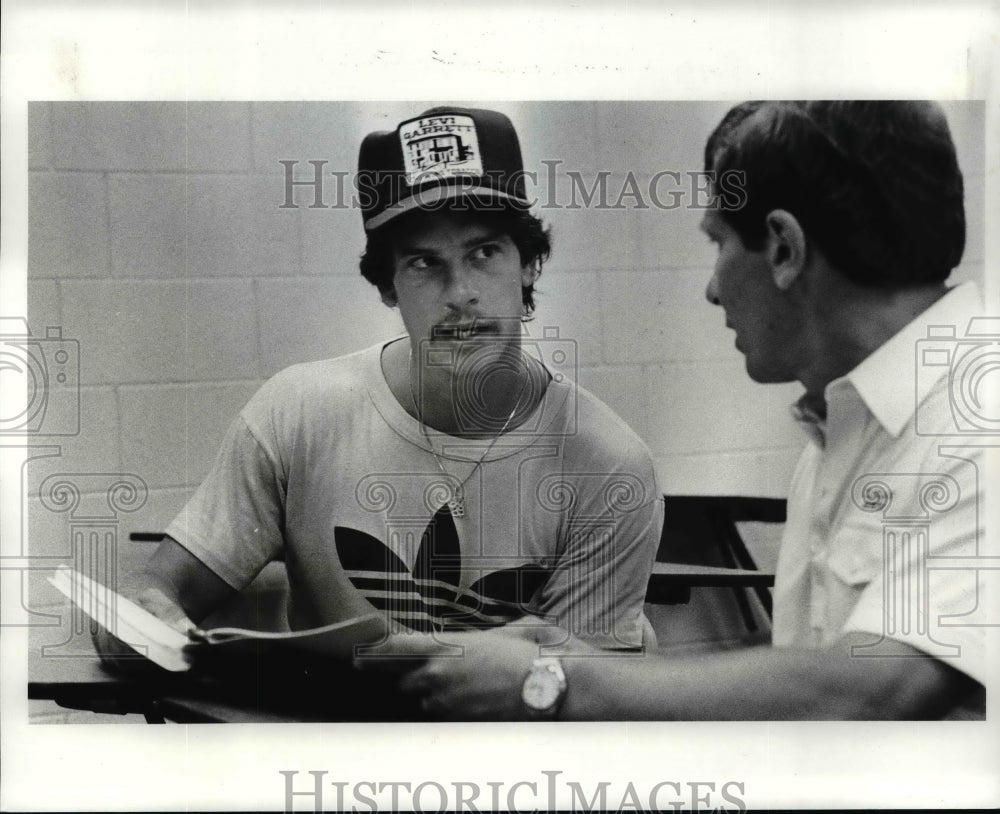 1983 Press Photo Bobby Jones WR and Joe Daniels receiver coach. - cvb55174- Historic Images