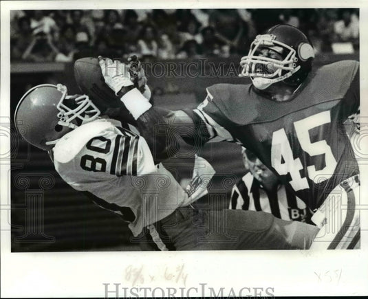 1983 Press Photo Browns Willis Adams vs STon Hannon-football action scene- Historic Images