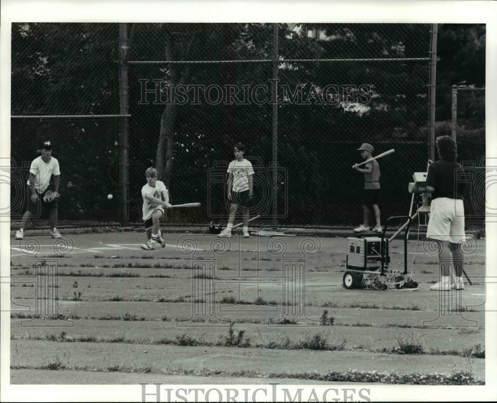 1990 Press Photo Barb Kozoil, of Esterbrook recreation pitches to youngster- Historic Images