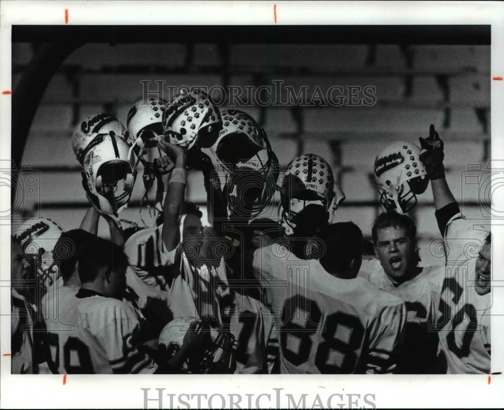 1990 Press Photo Lake Catholic players vs Padua-football victory scene- Historic Images