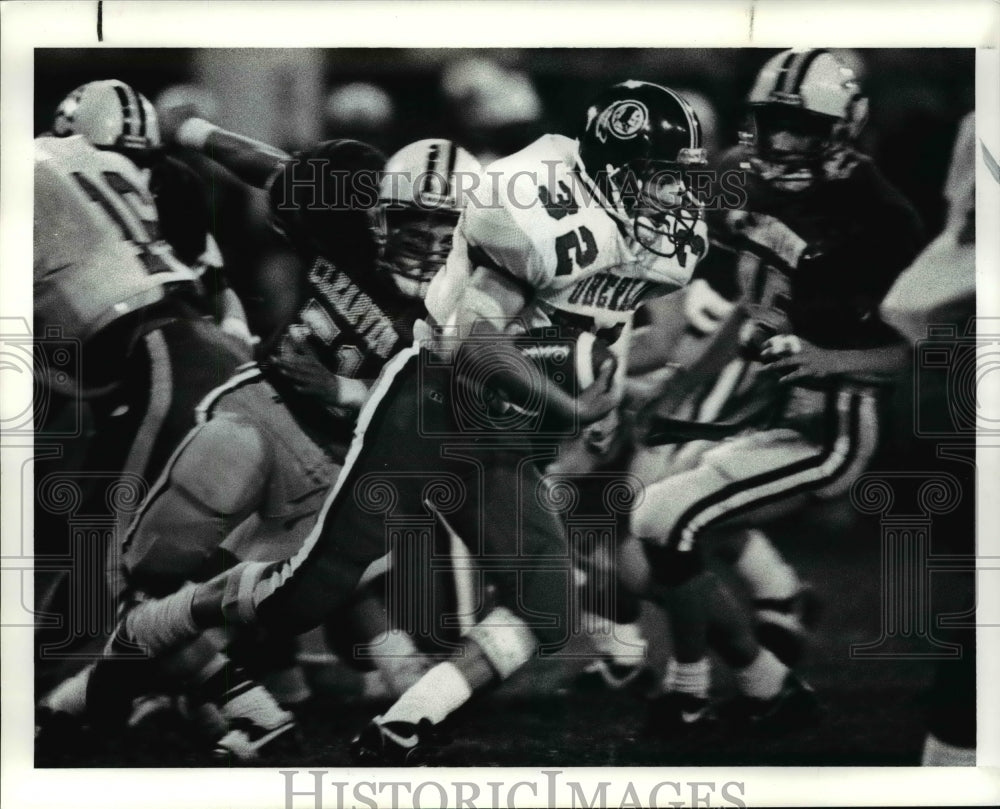 1990 Press Photo Rob Knipper of Oberlin runs around right end in the first half- Historic Images