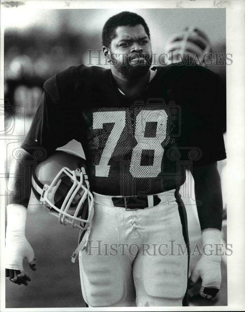 1985 Press Photo Carl Haristen getting his teeth into his work bites his lip- Historic Images