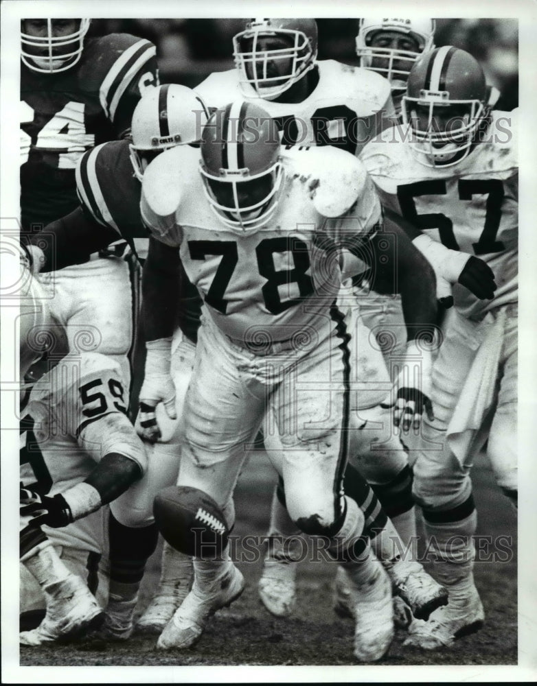 1987 Press Photo Carl Hairsten looking at a fumbled ball by Eric Dickersen- Historic Images