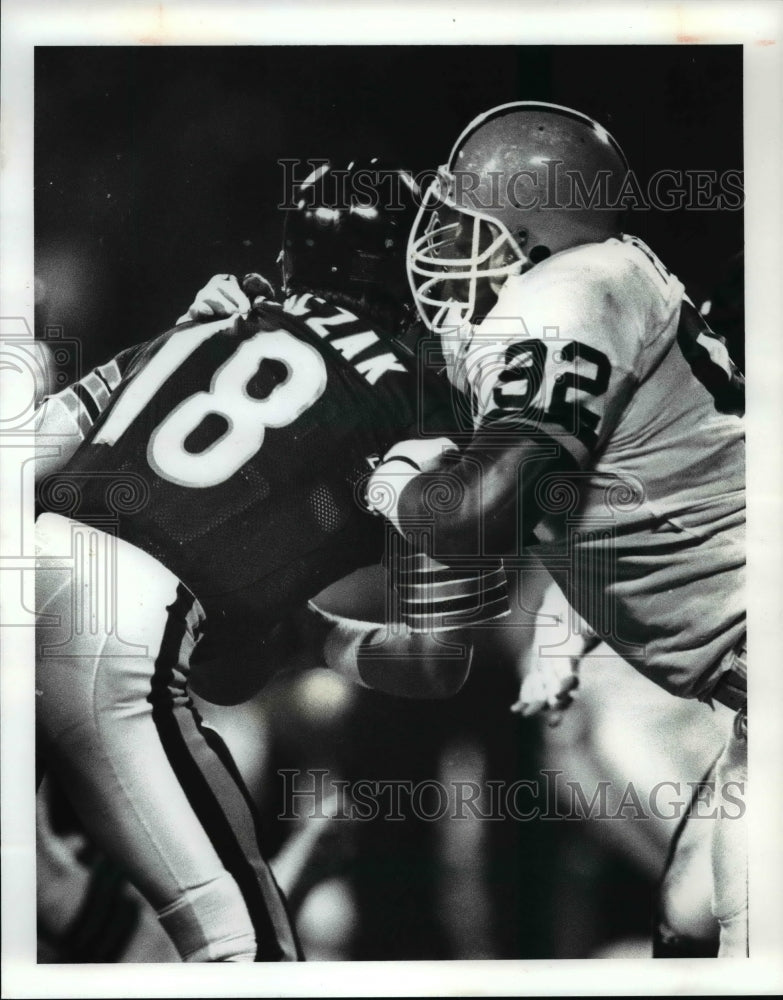 1989 Press Photo Michael Perry sacks Mike Tomask bear QB in 2nd quarter- Historic Images