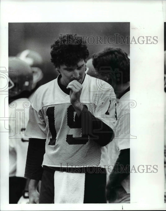 1989 Press Photo Browns Bernie Kosar Gives Himself a Manicure at the Opening- Historic Images