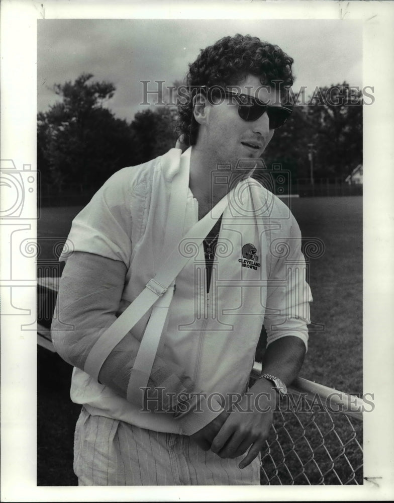 1988 Press Photo Bernie Kosar with Arm in Cast - cvb55443- Historic Images