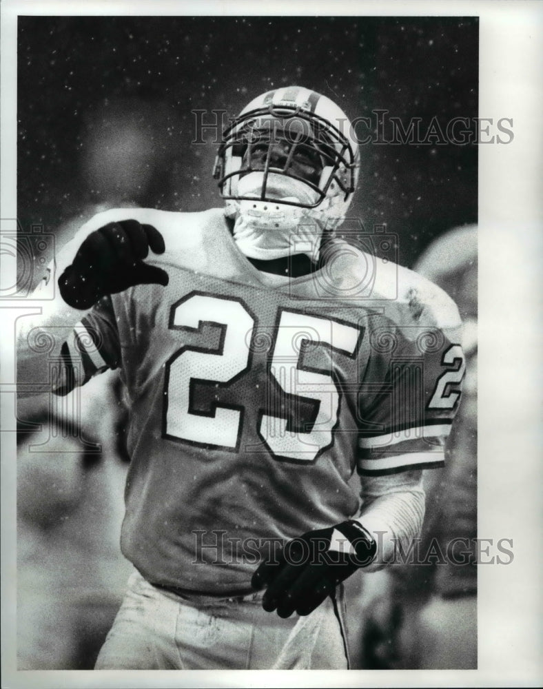 1988 Press Photo All Pro safety Keith Bostic scans the Dawg Pound - cvb55516- Historic Images