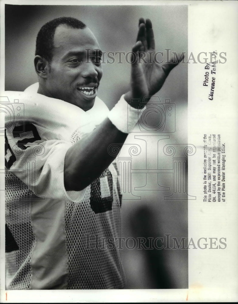 1988 Press Photo TE Ozzie Newsome waves to fans during practice - cvb55566- Historic Images