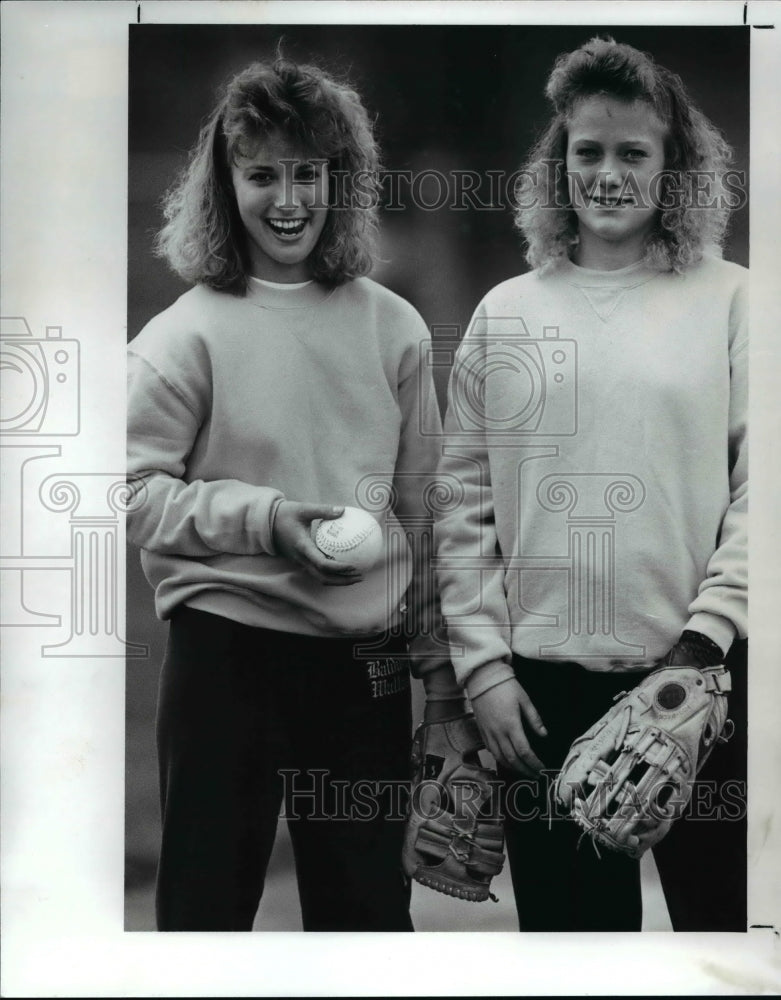 1989 Press Photo Left Kathy Harris and Donna Wheeler-Baldwin Softball Pitchers- Historic Images