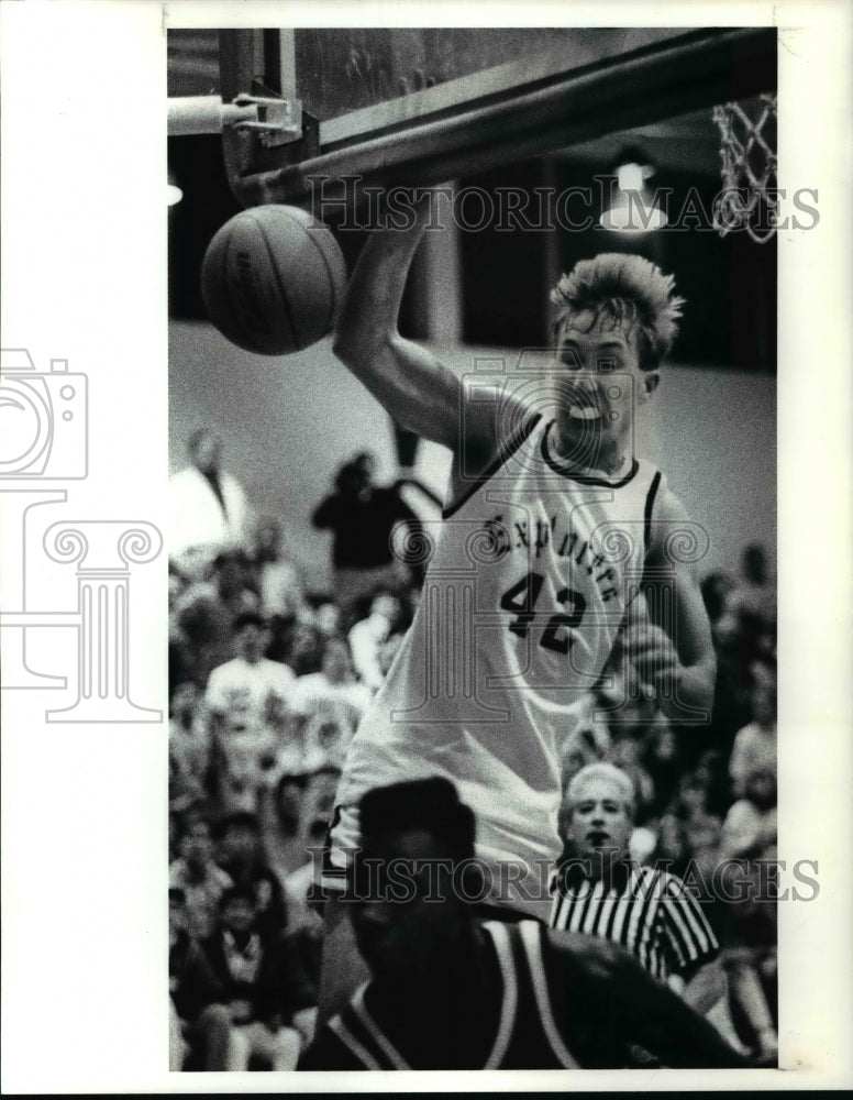 1990 Press Photo Hudson Dru Siley is fouled as he goes for a layup - cvb55689- Historic Images