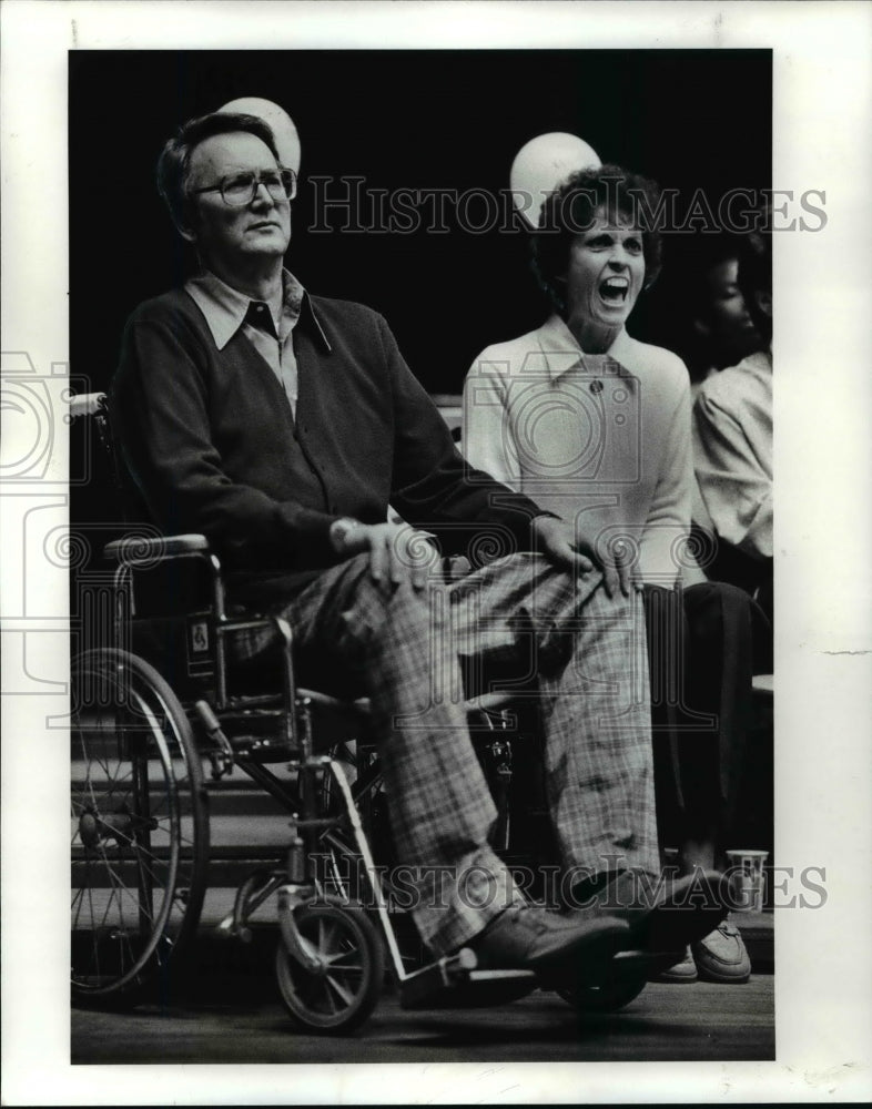 1982 Press Photo Ray Youdath and his wife Marilyn watch their son Dave Youdath- Historic Images