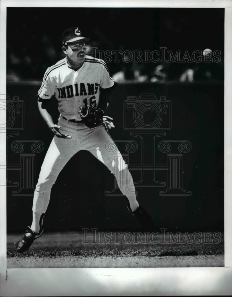 1989 Press Photo Felix Fermin, Indians, bad grounder from Jay Buhner. baseball.- Historic Images