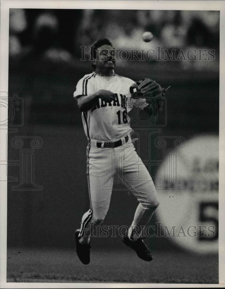 Press Photo Felix Fermin, Indians shortstop, throws out Tiwns Dan Gladden.- Historic Images