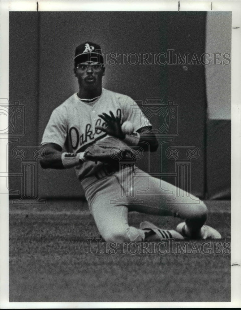 1987 Press Photo Mike Davis can&#39;t get to a sinking line from Mel hall in the 2nd- Historic Images